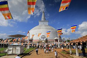 Des dévots devant un stupa
