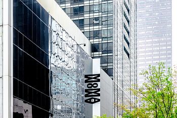 Uitlopende boom in het voorjaar voor de gevel van met MoMA in New York.