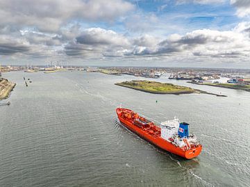 Tanker schip vaart de haven van IJmuiden binnen