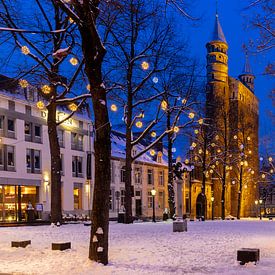 Onze Lieve vrouwe Kerk in het blauwe uurtje met sneeuw en met kerstverlichting van Kim Willems