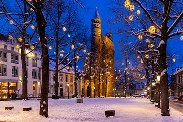 L'église Notre-Dame à l'heure bleue avec la neige et les lumières de Noël