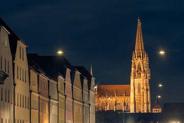 Huizen in Stadtamhof en Dom van Regensburg bij nacht van Robert Ruidl
