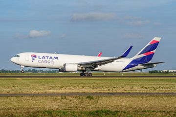 Start der LATAM Cargo Boeing 767-300 (N534LA). von Jaap van den Berg