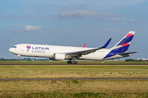 Take-off LATAM Cargo Boeing 767-300.
