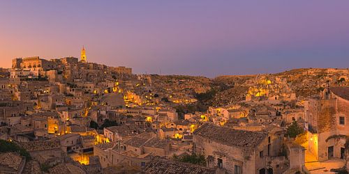 Panorama en zonsondergang boven het verlichte Matera