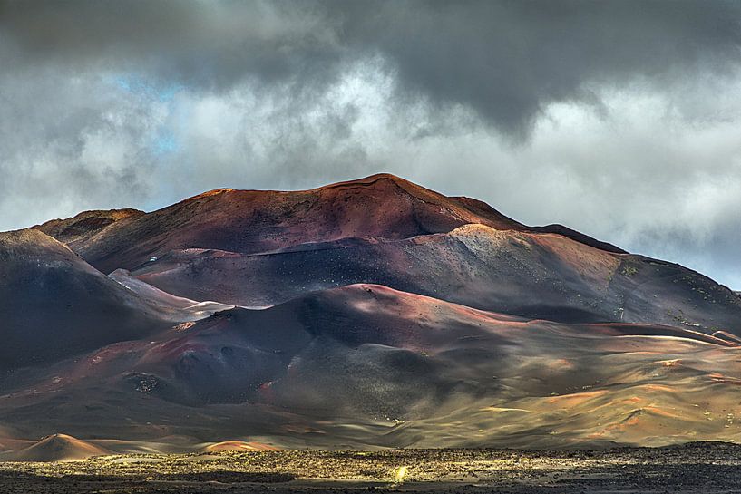 Het gekleurde vulkanische gebergte "Timanfaya" op het Canarische eiland Lanzarote van Harrie Muis