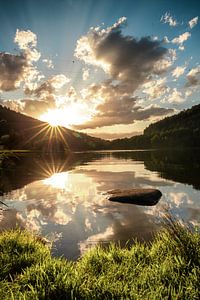 Sommer landschaft am see, schönes Ufer bild, im Sonnenuntergang