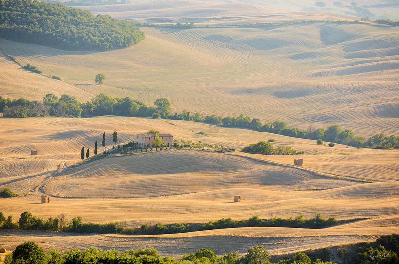 Toskanischer Bauernhof auf einem Hügel von Gerhard Nel