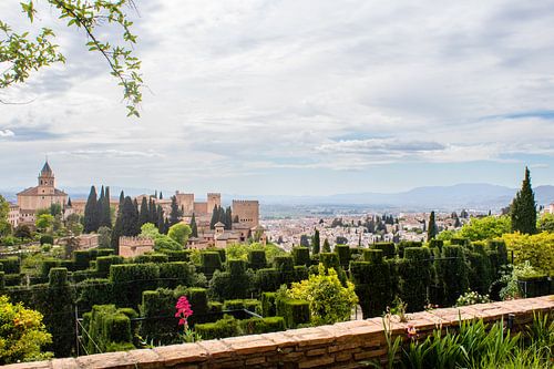 zicht op de tuinen en torens van het Alhambra in Andalusie