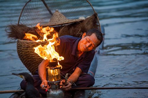 Aalscholvervisser met brander