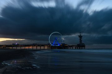 Avondfotografie: de verlichte Pier van Scheveningen.