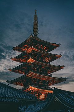 Senso-ji pagode in Tokyo (Japan) tijdens zonsondergang van Nikkie den Dekker | travel & lifestyle photography