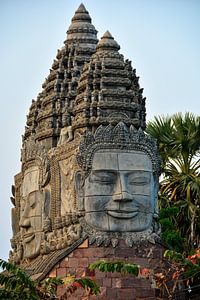 Turm mit geschnitzten Gesichtern in Battambang