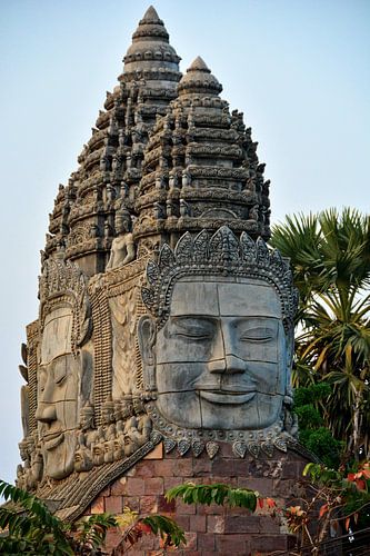 Toren van gebeeldhouwde gezichten in Battambang