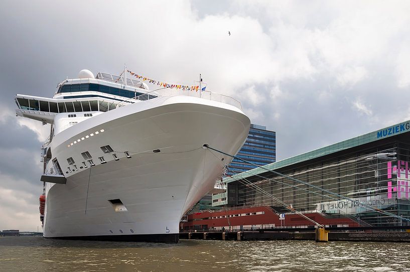 Kreuzfahrtschiff in Amsterdam von Anouschka Hendriks