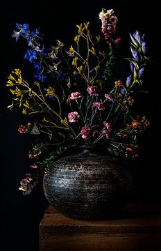 Field bouquet in a big brown vase van Inkhere Art