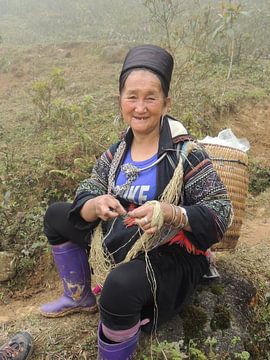 Oude vrouw aan het werk in Sapa, Vietnam
