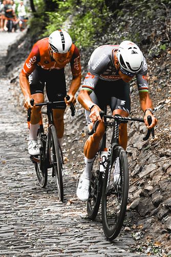 Mathieu van der Poel und Arnaud De Lie an der Mauer von Geraardsbergen