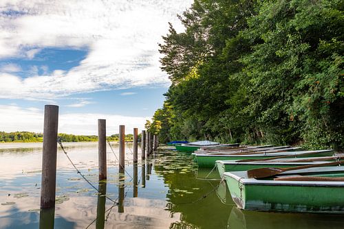 Roeiboten op een meer in Beieren