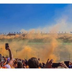 Oranje rookbommen na overwinning Max Verstappen Zandvoort van Monique van Middelkoop