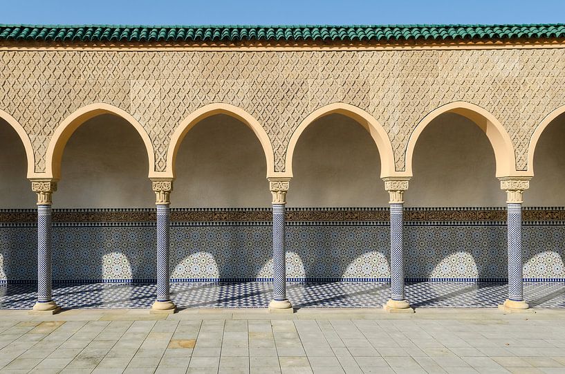 Arcades mauresques avec mosaïques au Maroc par Alexander Baumann