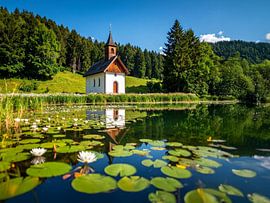 La petite chapelle de l'étang - De kleine Kapelle aan de vijver sur Christina Bauer Photos