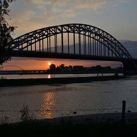 Zonsondergang onder de brug sur N.E. images
