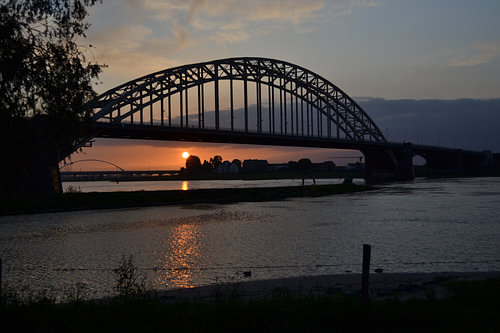 Zonsondergang onder de brug