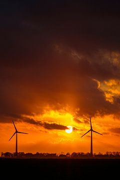Windkraftanlagen in einem farbenfrohen Herbstsonnenuntergang mit Sonnenlicht hinter den Wolken von Sjoerd van der Wal Fotografie