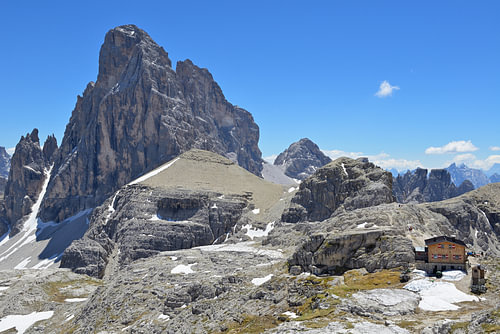 Eine Schutzhütte in atemberaubender Berglandschaft der Dolomiten