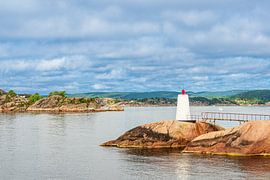 Beacon off the archipelago island of Kapelløya in Norway by Rico Ködder