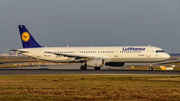 Lufthanse Airbus A321-200 passagiersvliegtuig. van Jaap van den Berg