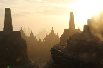 Borobudur bij zonsopkomst op Java, Indonesïe van Linda Baart | lindabaartkunst