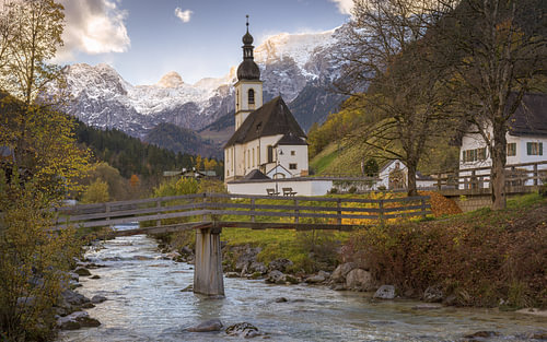 De Sint Sebastiaankerk van Ramsau bei Berchtesgaden in het zuiden van Duitsland