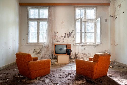 Regarder la télévision dans une pièce abandonnée.