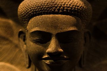 Tête de pierre de Bouddha dans le crépuscule sur Shanti Hesse