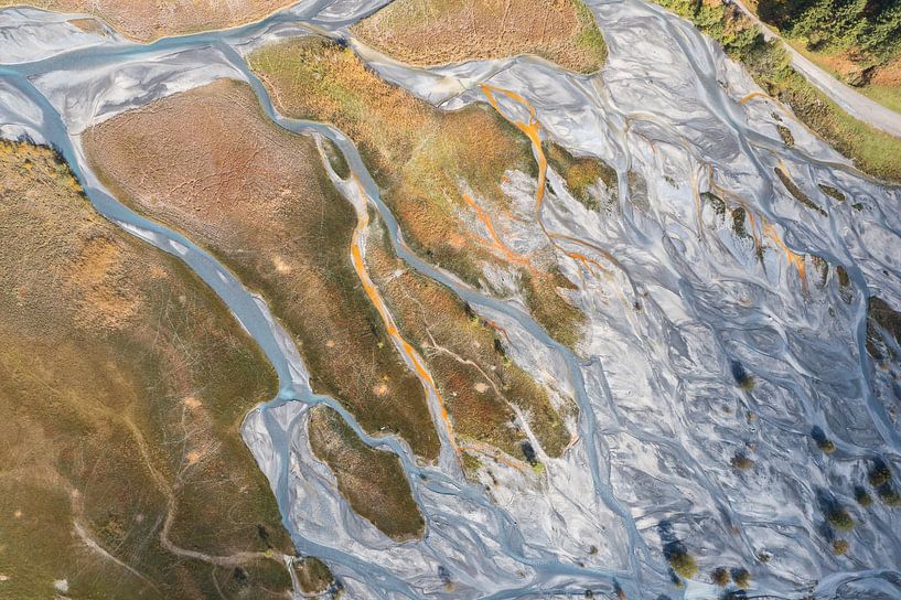 Riverbed seen from above gives separate image by Menno Schaefer