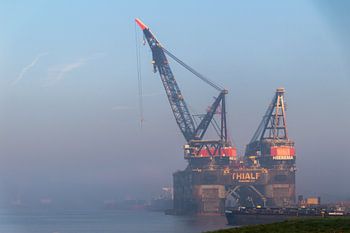 Kraanschip Thialf bij Rozenburg – mistige zonsopkomst