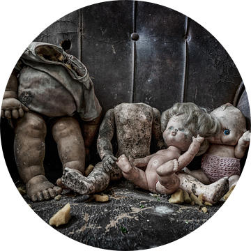 Enge poppen in een psychiatrisch ziekenhuis | Urbex fotografie van Steven Dijkshoorn
