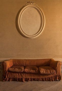 Das Sofa so schön so allein von On Your Wall