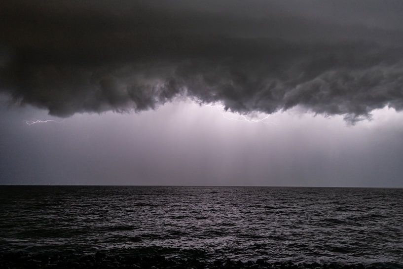 Onweer boven het IJsselmeer by Brian Morgan
