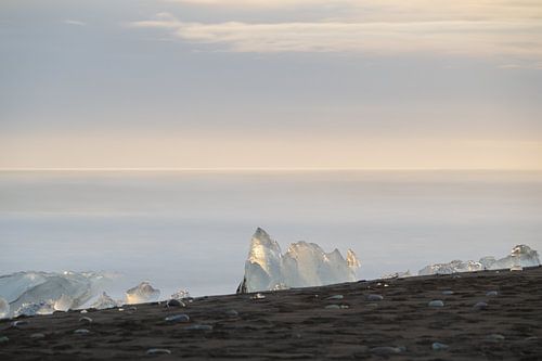 Diamanten op het zwarte strand van IJsland