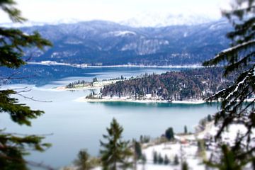 Le lac de Walchensee et les montagnes dans le brouillard et les nuages créent une ambiance mystique très particulière qui touche immédiatement de nombreuses personnes.