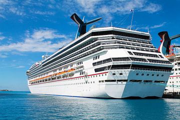 Een cruiseschip gaat voor anker in Nassau - Bahama's van Jan Schneckenhaus