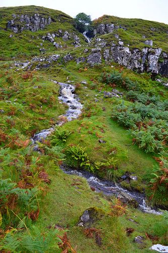 Waterval in groene heuvel op Isle of Skye, Schotland