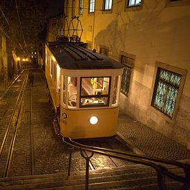 Nostalgie op rails - de Elevador da Bica bij nacht van WeltReisender Magazin