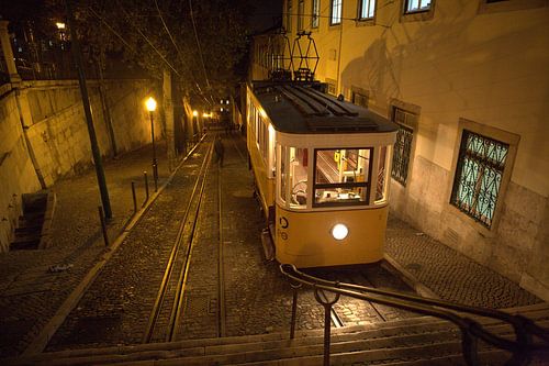 Nostalgie sur rails - L'Elevador da Bica de nuit