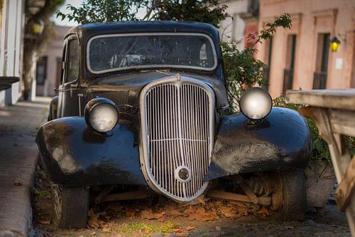 Grill und Scheinwerfer des Oldtimers nach Sonnenuntergang