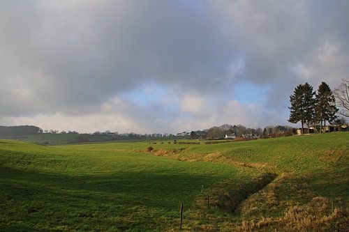 Heuvelland Limburg met donkere wolken