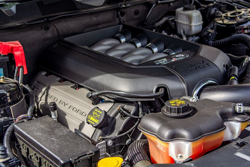 Automobiles : The engine by Photoart-Naegele